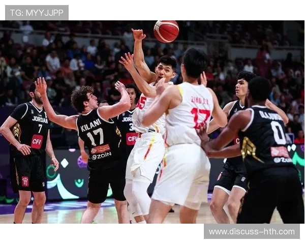 在主场球迷助威下中国男篮关键战逆转取胜挺进亚洲杯四强决赛阶段